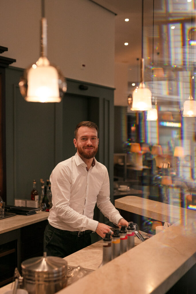 Bar Gleis 1 mit Barkeeper an der Arbeit