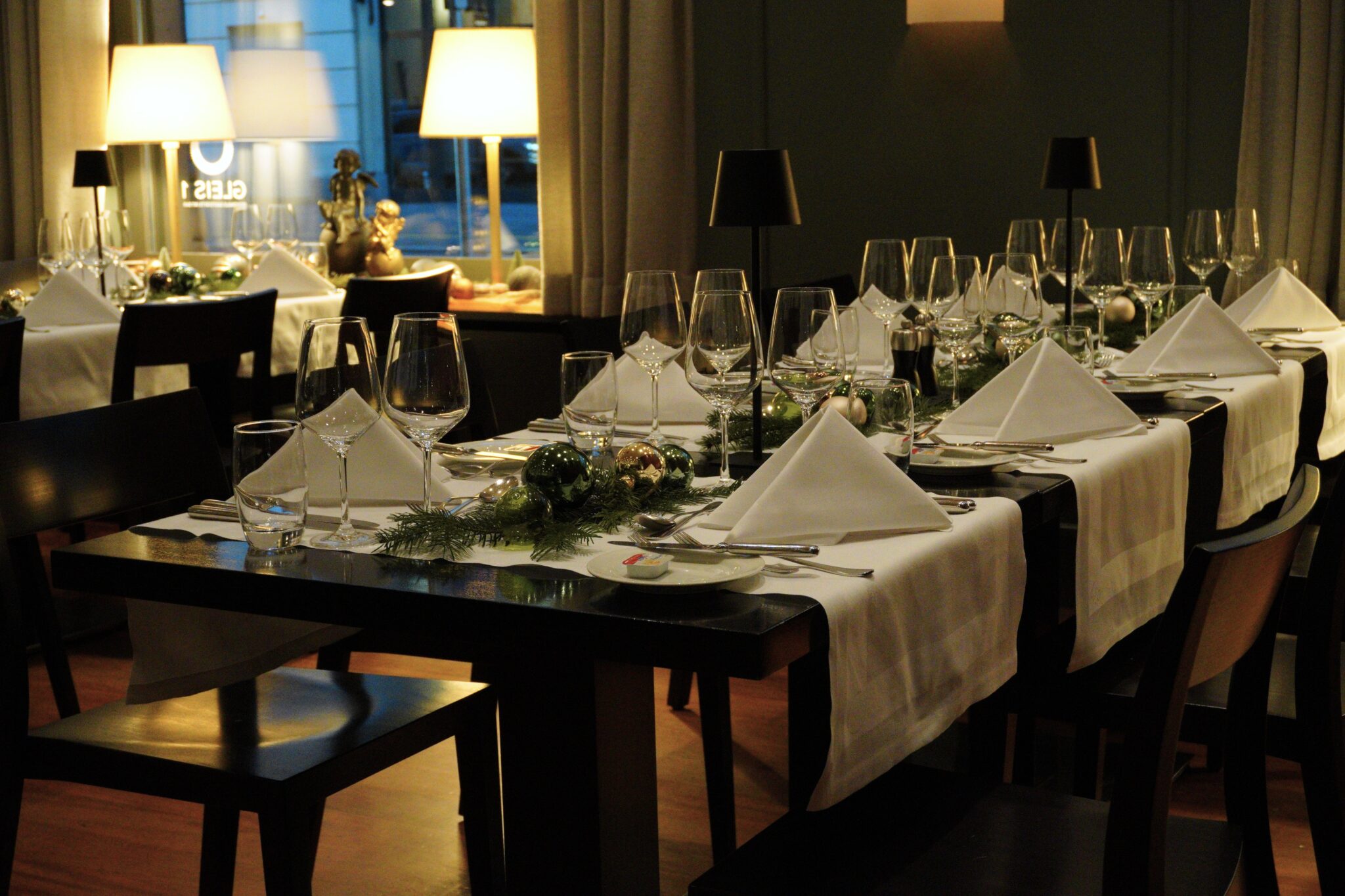 Bankett separater Speisesaal Gleis 1 mit Weihnachtsdekoration