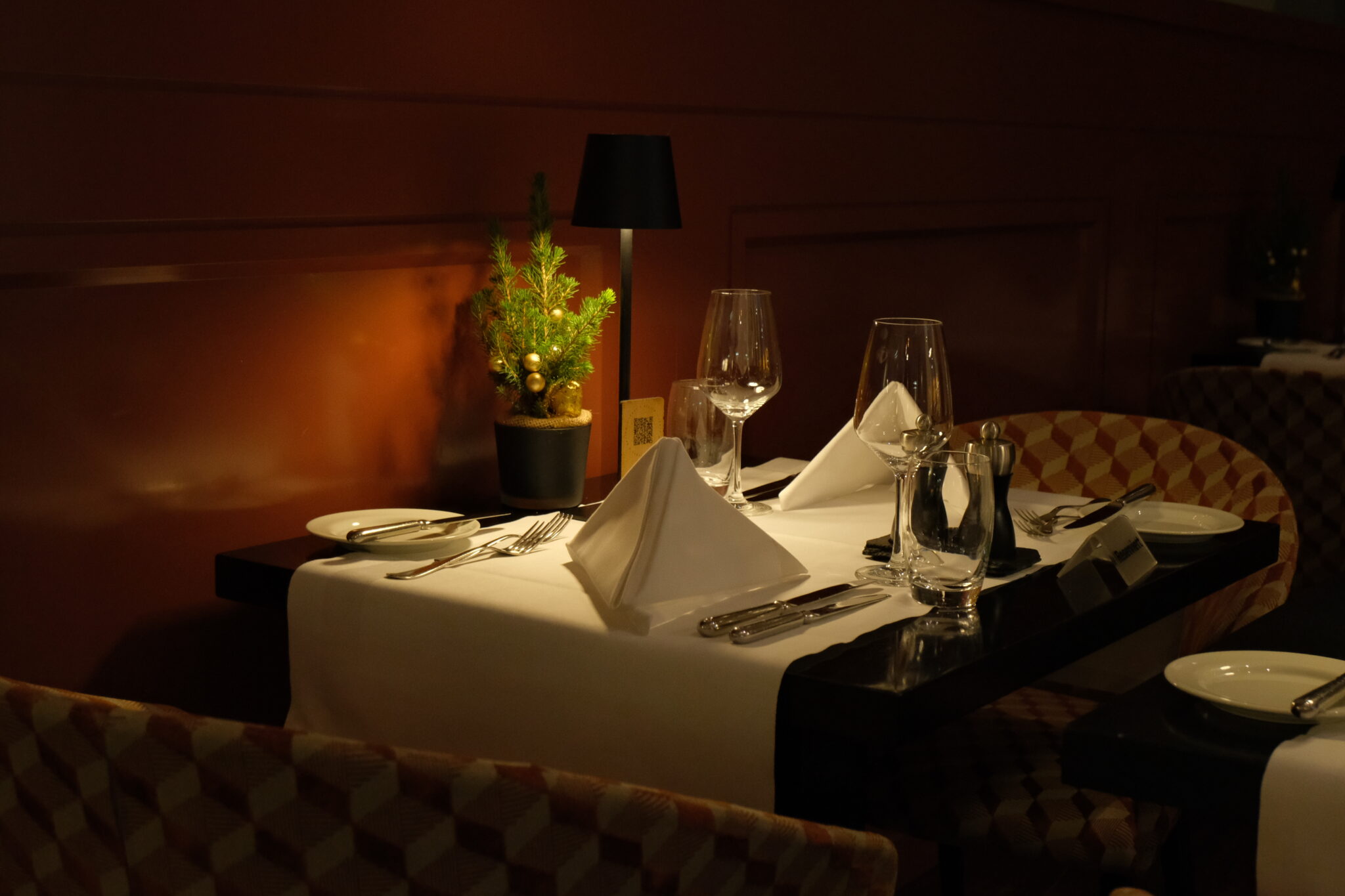 Gleis 1 zweier Tisch im Restaurant winterlich gedeckt