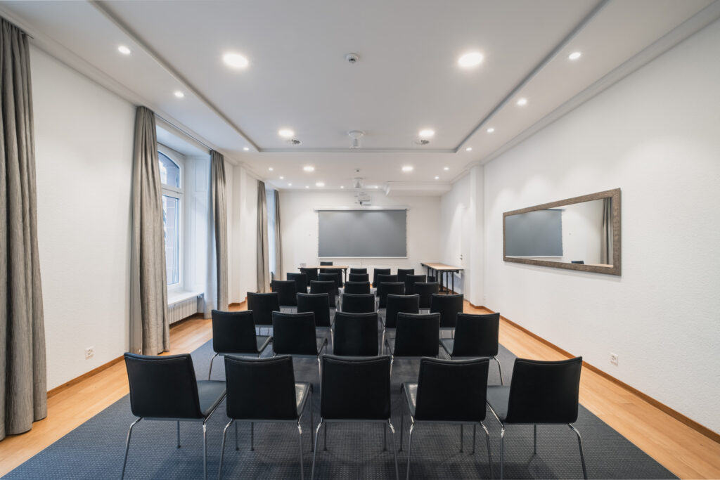 Saal Luzern I mit Konzertbestuhlung und Beamer und Leinwand