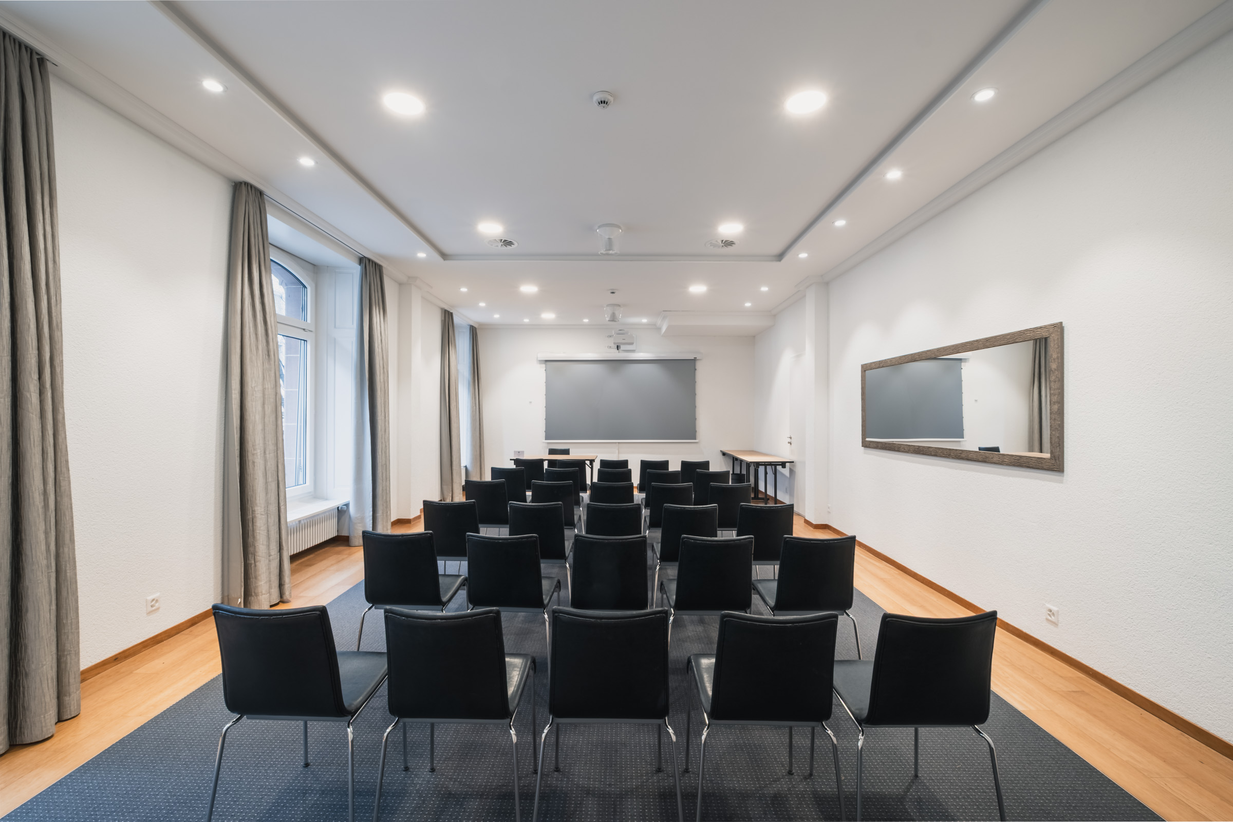 Saal Luzern I mit Konzertbestuhlung und Beamer und Leinwand