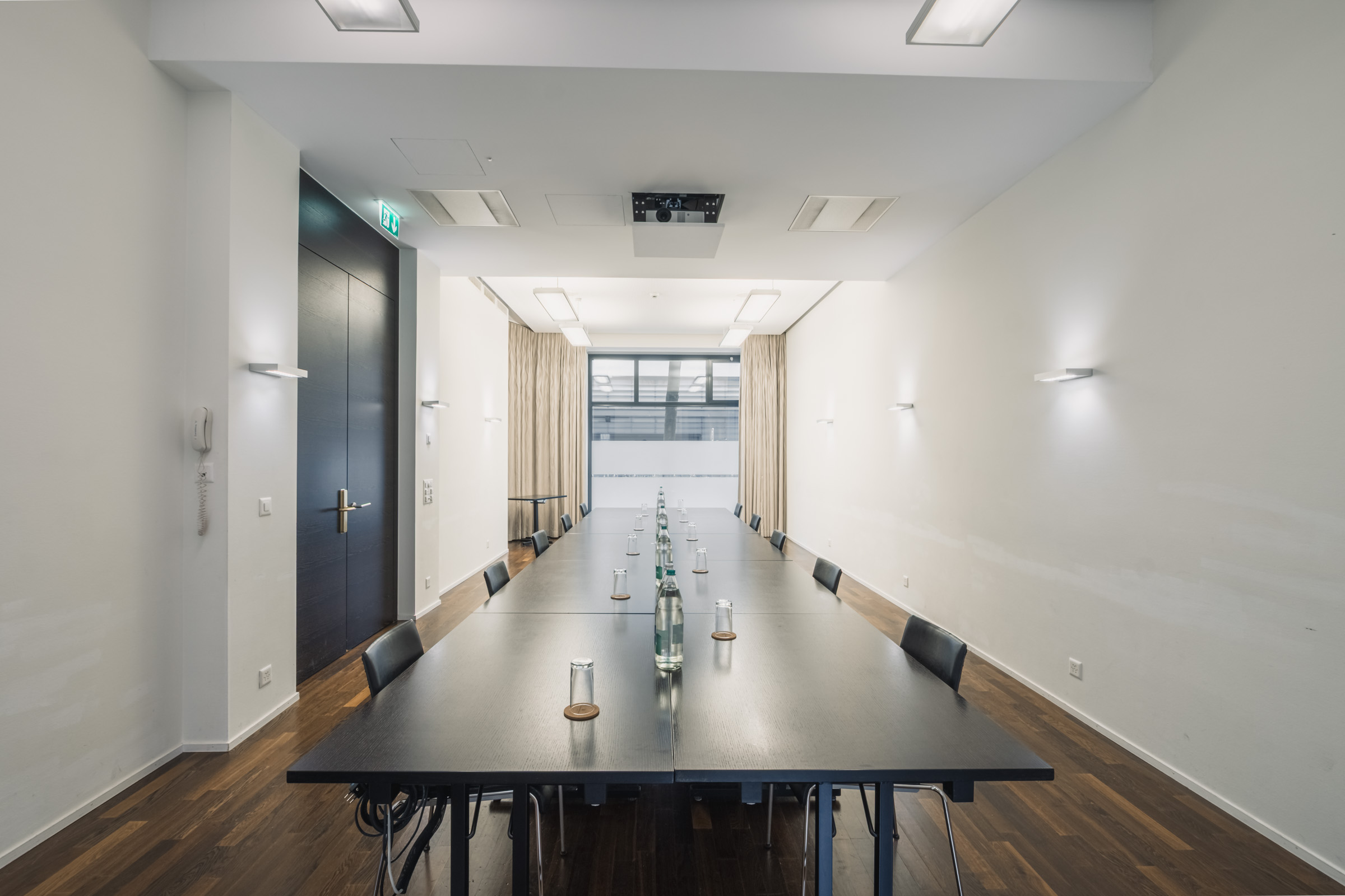 Seminarraum Parterre Bestuhlung Blocktisch mit Wasserflaschen