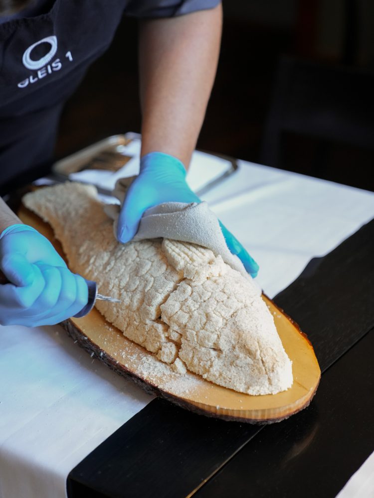 Ganzer Schweizer Zander in der Salzkruste